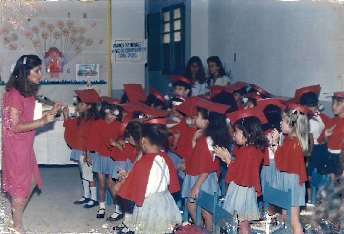 Crianças aprendendo juntas